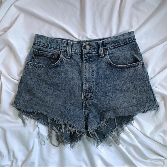 SOLD ON DEPOP π LEVIS HIGHWAISTED DENIM SHORTS - Picture 2 of 5